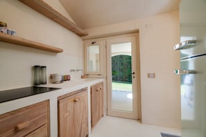 Fridge, stovetop, dishwasher