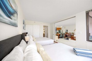 Una habitación de hotel con cama, escritorio y silla.