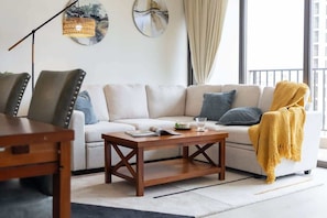 Una sala de estar moderna con un sofá, una mesa de centro y una lámpara.