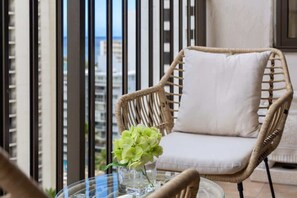 Interior - Nicely Remodeled, 5mins to Waikiki Beach + Parking (Honolulu)