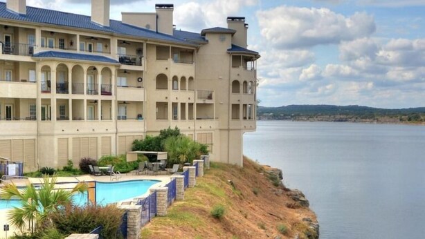 Un grand hôtel doté de nombreux balcons et d’une piscine.