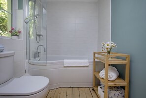 Ducha, secador de pelo y toallas
