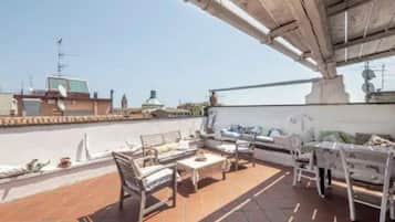 Penthouse superior, vista a la ciudad | Terraza o patio