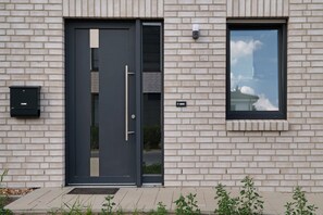 Exterior detail - Holiday Home 'Das Strandhaus' with Private Terrace, Private Garden and Wi-Fi (Lembruch)