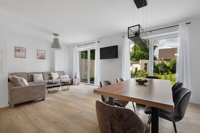 Holiday Home 'Das Strandhaus' with Private Terrace, Private Garden and Wi-Fi