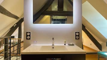 Departamento familiar | Baño | Secadora de cabello, toallas, jabón, shampoo