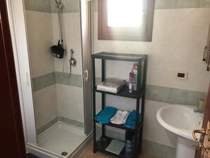 Bruser, hårtørrer, bidet, håndklæder