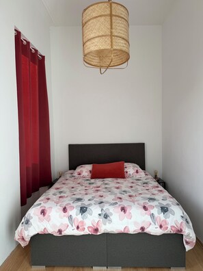 2 slaapkamers, een strijkplank/strijkijzer, reisbedje, gratis wifi