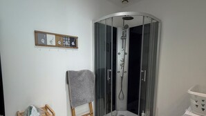 Hårføner, såpe og toalettpapir