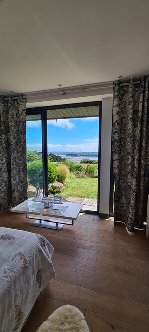 4 bedrooms, iron/ironing board, bed sheets