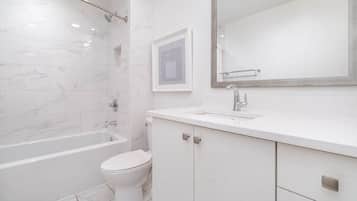 Een douche, een haardroger, handdoeken, shampoo