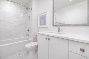 Chuveiro, secador de cabelo, toalhas de banho, shampoo