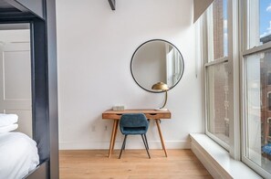 2 chambres, bureau, fer et planche à repasser, lit parapluie
