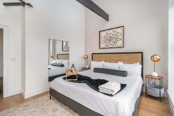 2 habitaciones, escritorio y tabla de planchar con plancha 