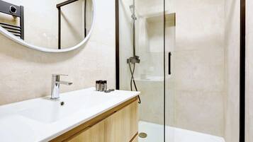 Een douche, een haardroger, handdoeken, shampoo