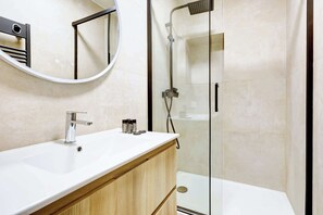 Een douche, een haardroger, handdoeken, shampoo
