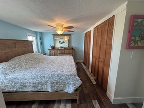 Iron/ironing board, WiFi, bed sheets - Ocean access, gorgeous fully renovated 4/2 house, XL dock, boat lift & Kitchen (Saint James City)