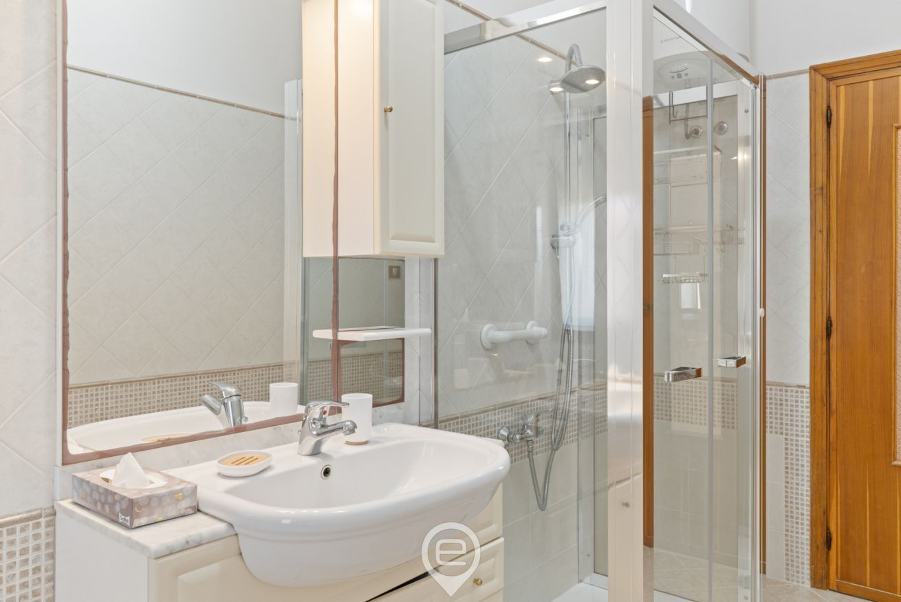 Shower, bidet, towels, shampoo