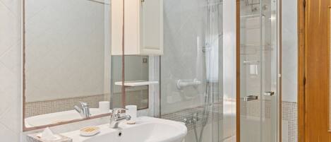 Shower, bidet, towels, shampoo