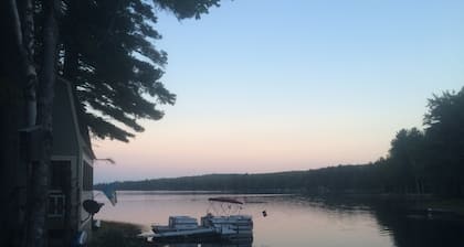 Cozy 2-bedroom cabin in tranquil Clifton with WiFi Sleeps 5+ Kayaks for use