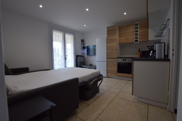 2 bedrooms, iron/ironing board, WiFi