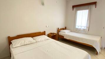 Standard Single Room, Balcony, Garden View | Minibar, free WiFi