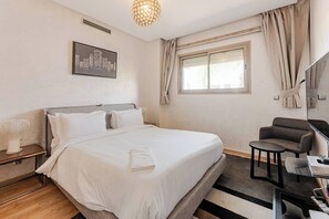 4 bedrooms, iron/ironing board, WiFi, bed sheets