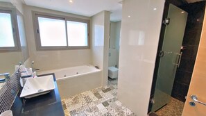 Jetted tub, hair dryer, bidet, towels