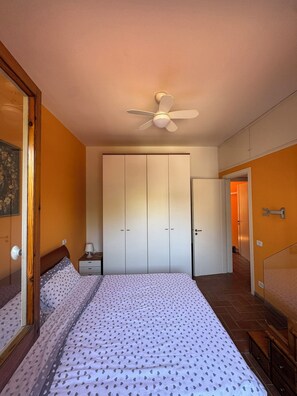 2 bedrooms, WiFi, bed sheets, wheelchair access