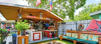 Outdoor Entertainment Area: Clearwater Condo!