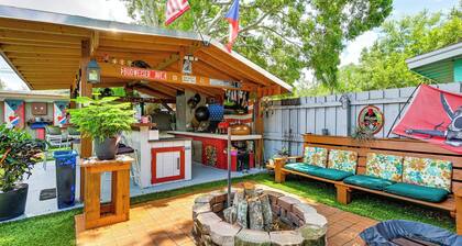 Outdoor Entertainment Area: Clearwater Condo!