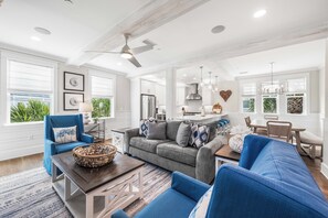 Smart-tv, een open haard en tafelvoetbal