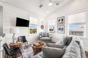 Smart-tv, een open haard en tafelvoetbal