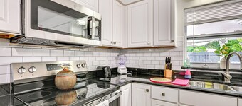 7 Mi to Busch Gardens: Lutz Home w/ Patio!