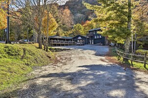 Un sendero de grava que conduce a un edificio con un letrero que dice "The Lodge".
