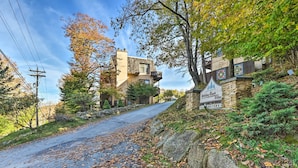 Um edifício de pedra com uma placa que diz 'Holiday Resort Villa'.