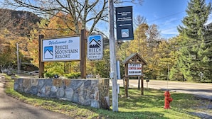 Placa de boas-vindas para o Beech Mountain Resort, placa para a Beech Mountain Brewing Co. e placa da cafeteria Poppys.