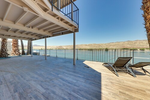 Colorado River Views: Waterfront Bullhead Home
