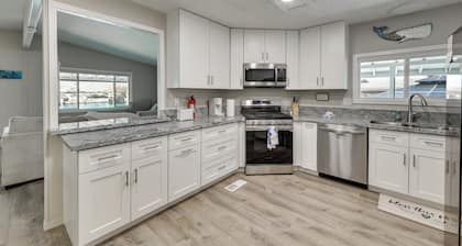 Colorado River Views: Waterfront Bullhead Home