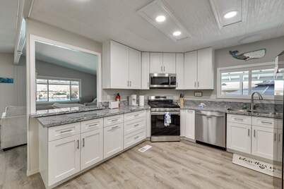 Colorado River Views: Waterfront Bullhead Home