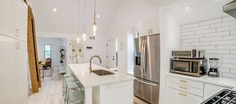 1 Mi to Dtwn Grand Rapids: Chic Condo w/ Balcony!