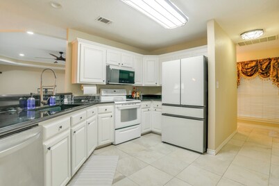 9 Mi to Lake Texoma: Calera Escape w/ Gazebo!