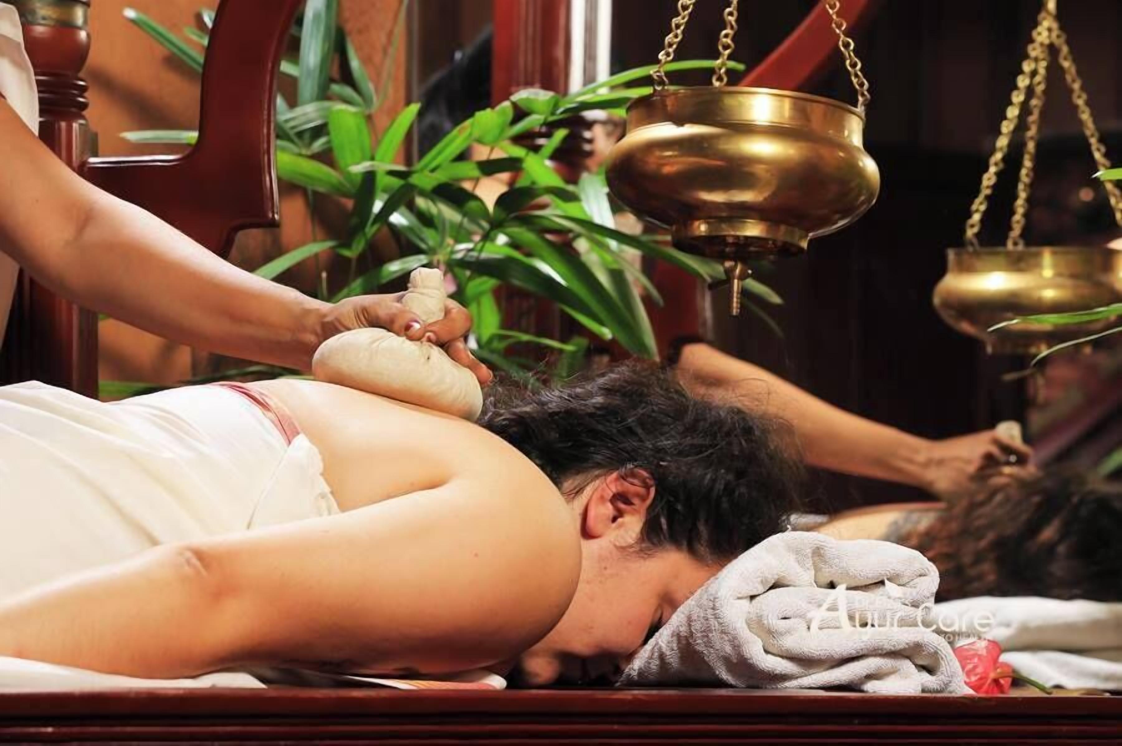 Eine Person erhält eine traditionelle Massage mit Schwerpunkt auf Rücken und Nacken.