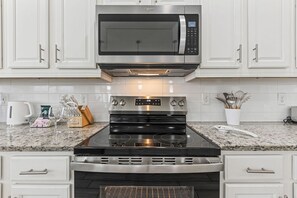 Fully equipped kitchen - Stylish Getaway•Pool•Game Room•Near Disney (Kissimmee)
