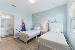 7 Schlafzimmer, Schreibtisch, Bügeleisen/Bügelbrett, Reisekinderbett