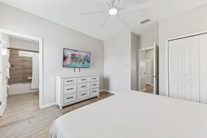 Bedroom 5 with a queen size bed and a private bathroom - Stylish Getaway•Pool•Game Room•Near Disney (Kissimmee)