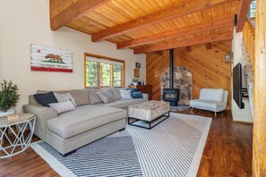 Smart TV, chimenea, videojuegos y futbolito