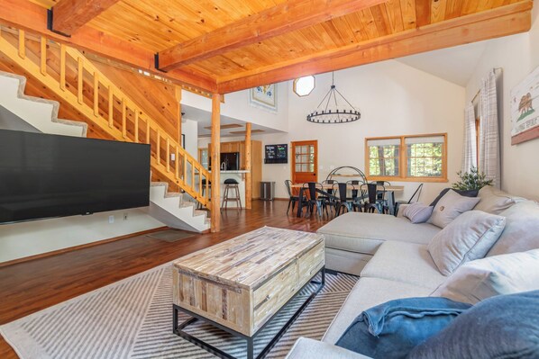 Smart TV, chimenea, videojuegos y futbolito