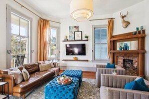 Fernseher, Bücher, Arbeitsbereiche