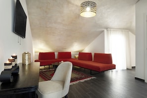 Luxury Studio Suite, Sea View | In-room safe, desk, blackout drapes, soundproofing